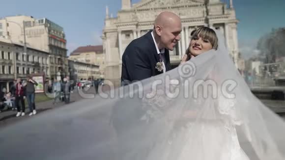 老镇中心的新婚夫妇新郎新娘婚礼视频的预览图