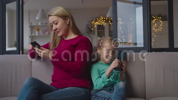 有手机的家庭沉迷于社交网络视频的预览图