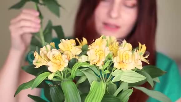 女花匠把花放在玻璃花瓶里视频的预览图