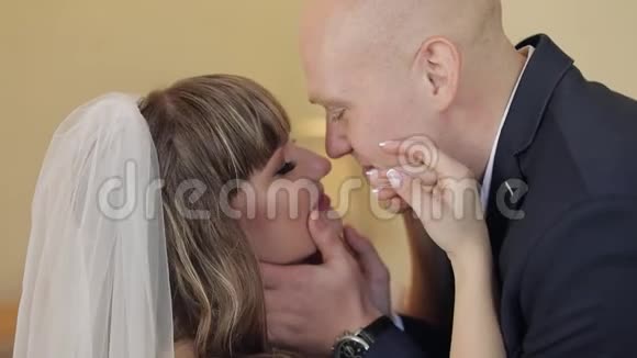 新婚夫妇的第一次会议新郎亲吻新娘新婚夫妇视频的预览图
