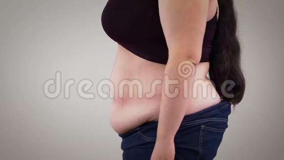 无法辨认的肥胖白人妇女的特写腹部乐观的女孩玩得很开心超重肥胖视频的预览图