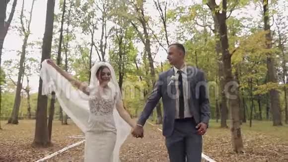白人新郎和新娘在公园里新婚夫妇家庭幸福新婚夫妇视频的预览图