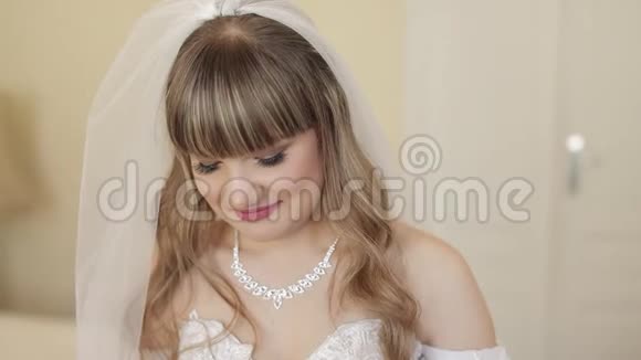 穿着婚纱的美丽可爱的新娘漂亮女人视频的预览图