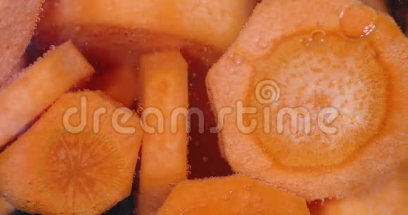 胡萝卜片在水里视频的预览图