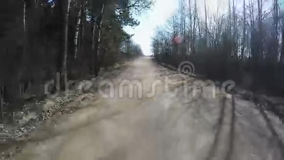 乡村驾驶汽车在砾石路上使用菲舍耶镜头慢动作视频的预览图