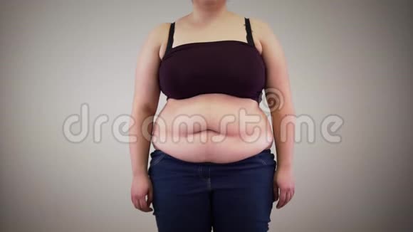 成人无法辨认的肥胖妇女缩回腹部和放松肥胖的高加索女人她的身体肥胖超重问题视频的预览图