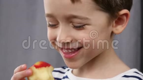 快乐的孩子吃苹果快关门健康饮食的概念视频的预览图
