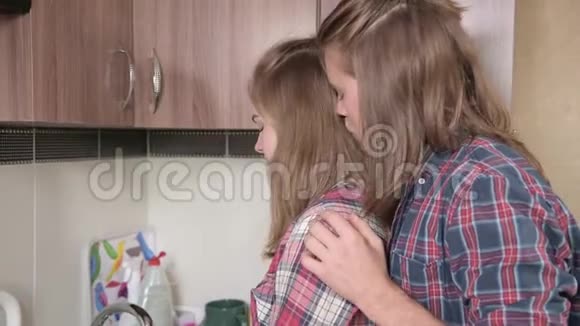 一个长发青年从背后抱住女朋友轻轻着她的肩膀特写视频的预览图