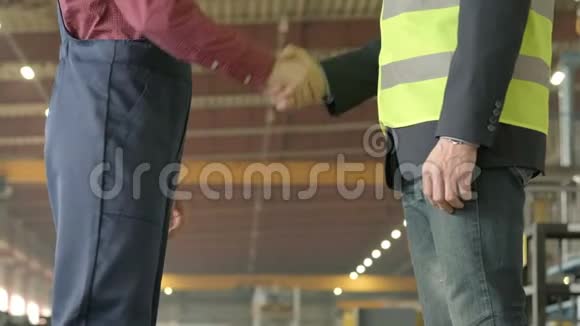 老板和员工在工厂见面时握手视频的预览图