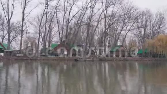 沿河的木屋视频的预览图