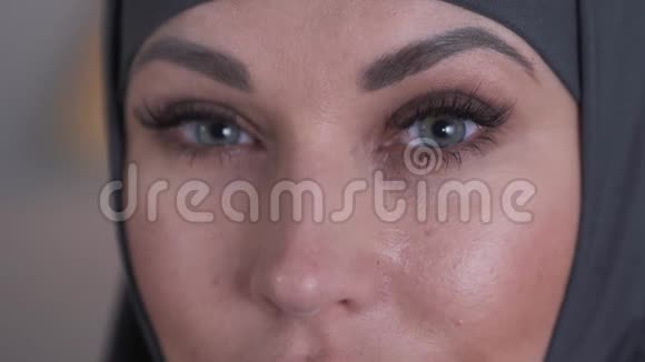 穆斯林年轻妇女戴头巾的美丽眼睛的极端特写现代女士看着摄像机美容时尚视频的预览图