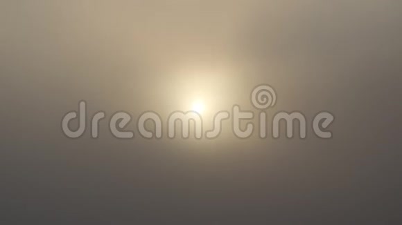 太阳前的浓雾视频的预览图