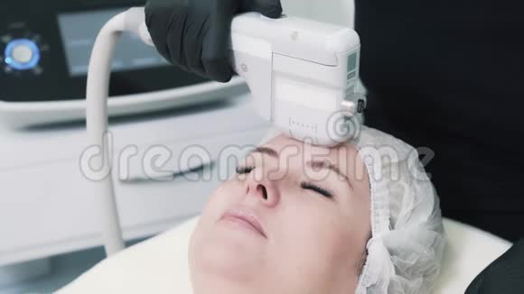 现代临床中妇女用专用器械进行面部升降手术视频的预览图