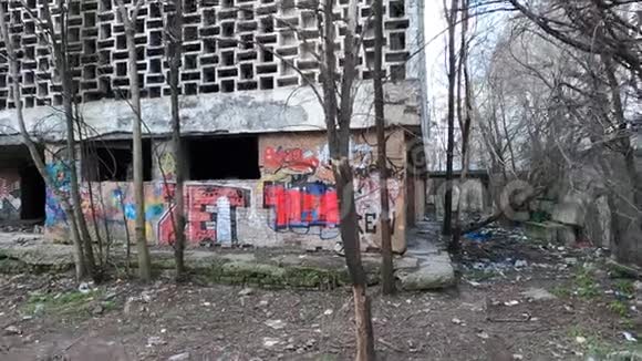 废弃建筑上的涂鸦视频的预览图