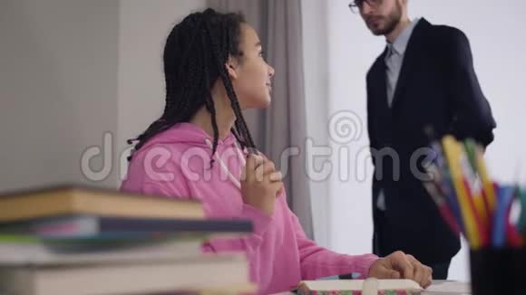 年轻的非裔美国女学生欣赏成年白种人教师在后台行走恋爱中的漂亮女孩视频的预览图
