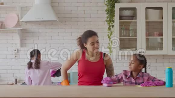 两个小妹妹帮妈妈打扫厨房视频的预览图
