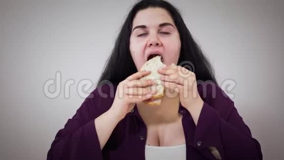 吃三明治的白人女孩的特写肥胖的年轻女人吃不健康的食物肥胖不健康的生活方式视频的预览图