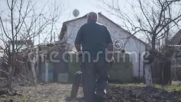 早春成熟的白种人拍掌是一片肥沃的土壤高级男性农民视频的预览图