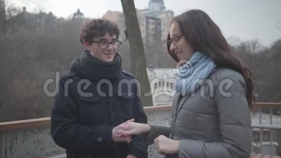 害羞的书呆子白人男孩和女孩做小指承诺的手势和微笑年轻聪明的大学生视频的预览图