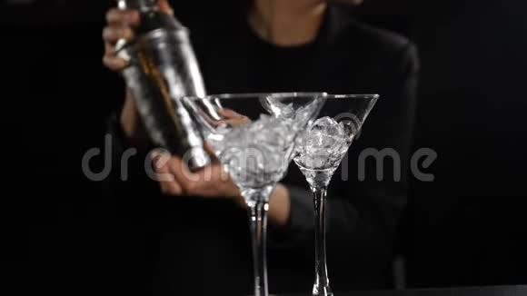 年轻的女酒保在摇床中缓慢地准备鸡尾酒酒吧服务员握手摇床做酒精鸡尾酒视频的预览图