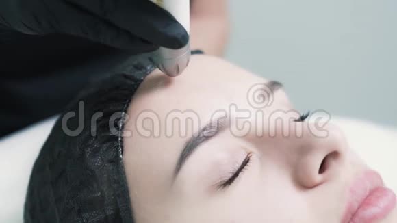 美容诊所面部保湿护理护理视频的预览图