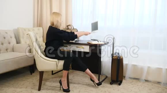 商务旅行酒店和自由职业概念在笔记本电脑上工作的积极女商人的近景视频的预览图