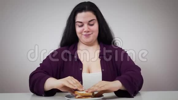 积极的白人肥胖女孩吃三明治肥胖妇女有超重问题吃不健康的食物肥胖视频的预览图
