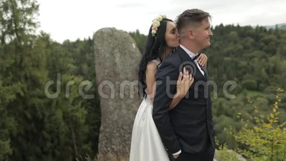 新郎新娘站在山上新婚夫妇新婚夫妇视频的预览图