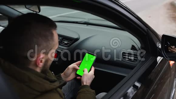 一个男人正在用绿色屏幕打电话视频的预览图