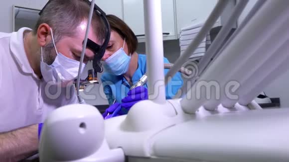 专业牙科清洁牙医的全景视频的预览图