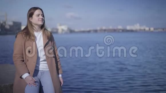 深色白种人胖乎乎的女孩的肖像向远处看手牵着额头幸福的女人在银行休息视频的预览图