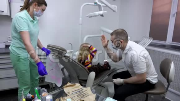 小可爱的女孩正在给她的牙医高五视频的预览图