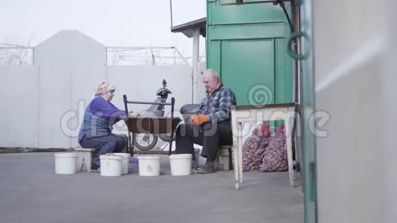 一对白人老夫妇在户外给土豆分类资深夫妻收割蔬菜视频的预览图