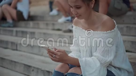 女孩花时间在智能手机上冲浪视频的预览图