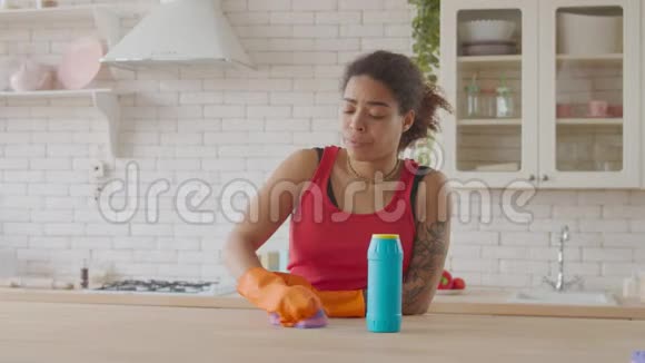 一家人在厨房打扫卫生时玩得开心视频的预览图