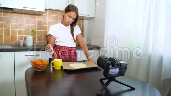 为社交媒体录制视频的少女美食博主视频的预览图