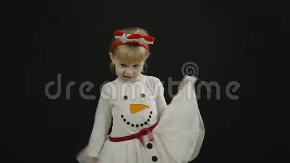 穿雪人服装的快乐美丽的小宝贝女孩做鬼脸跳舞视频的预览图