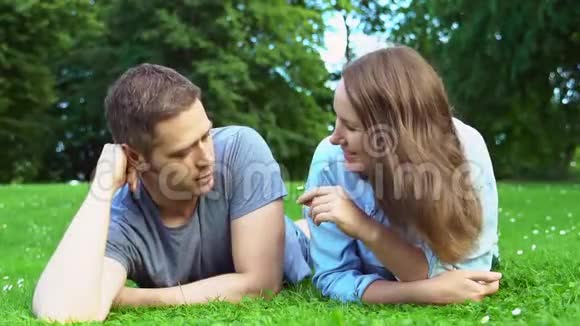 男人和女人在公园里说话视频的预览图