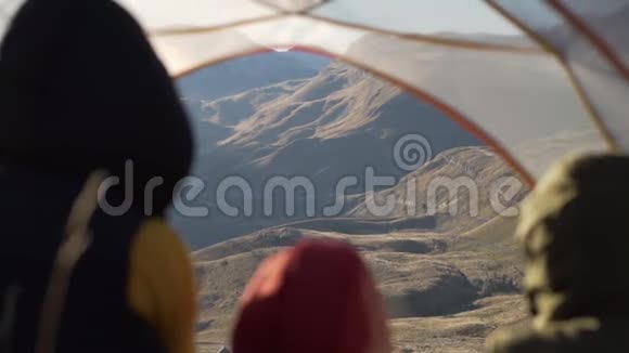 快乐旅行者单身妈妈和孩子在旅行帐篷里玩耍特写视频的预览图