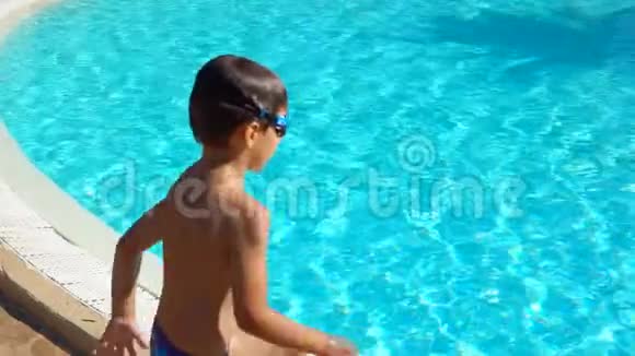 游泳的男孩正跳进游泳池视频的预览图