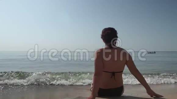 坐在海边的女人的剪影视频的预览图