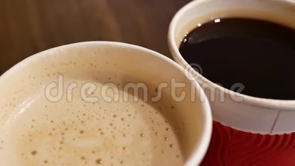 两杯热咖啡放在食物场的桌子上视频的预览图