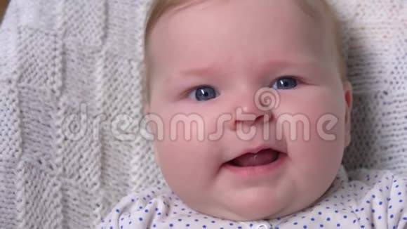 蓝眼睛的婴儿好奇地看着照相机视频的预览图