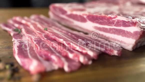 厨师用切好的百里香煮肉肉制品的饭菜猪肉来撒生培根视频的预览图