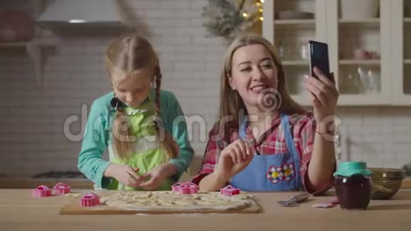家庭在烹饪过程中通过电话直播视频的预览图