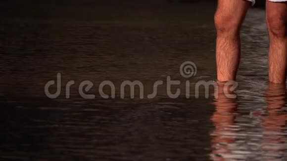 人脚踩湖水视频的预览图