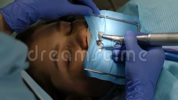 牙科行业概念暗影在诊所工作的女牙医的特写镜头后景化妆品牙科视频的预览图