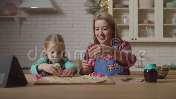 一家人在厨房准备自制饼干视频的预览图
