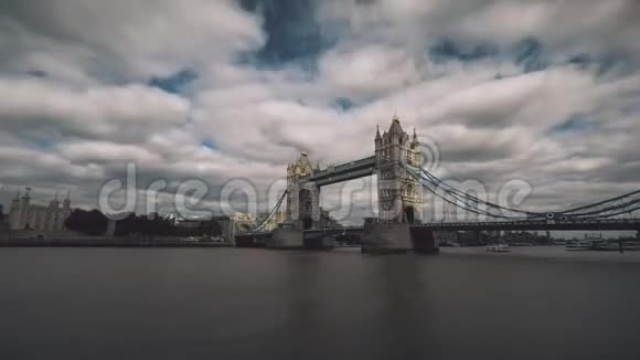 泰晤士河上的塔桥和帆船视频的预览图