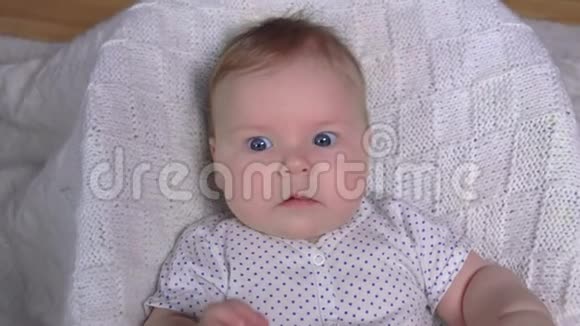 可爱的蓝眼睛宝宝正好奇地四处张望视频的预览图